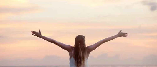 How does protein consumption affect weight loss?